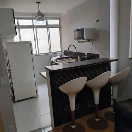 Apto com Ar condicionado e wifi a 50m da praia pitangueiras e prox a shopping e com direito a guarda sol e cadeira de praia-2