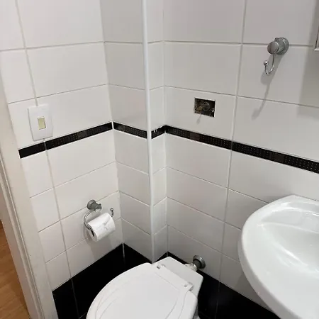 Apto com Ar condicionado e wifi a 50m da praia pitangueiras e prox a shopping e com direito a guarda sol e cadeira de praia-3